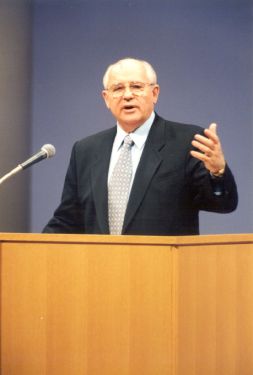 Заседание Совета Международного Зеленого Креста. М.С. Горбачев на трибуне.