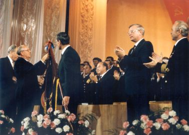 М.С. Горбачев Прикрепляет орден на знамя